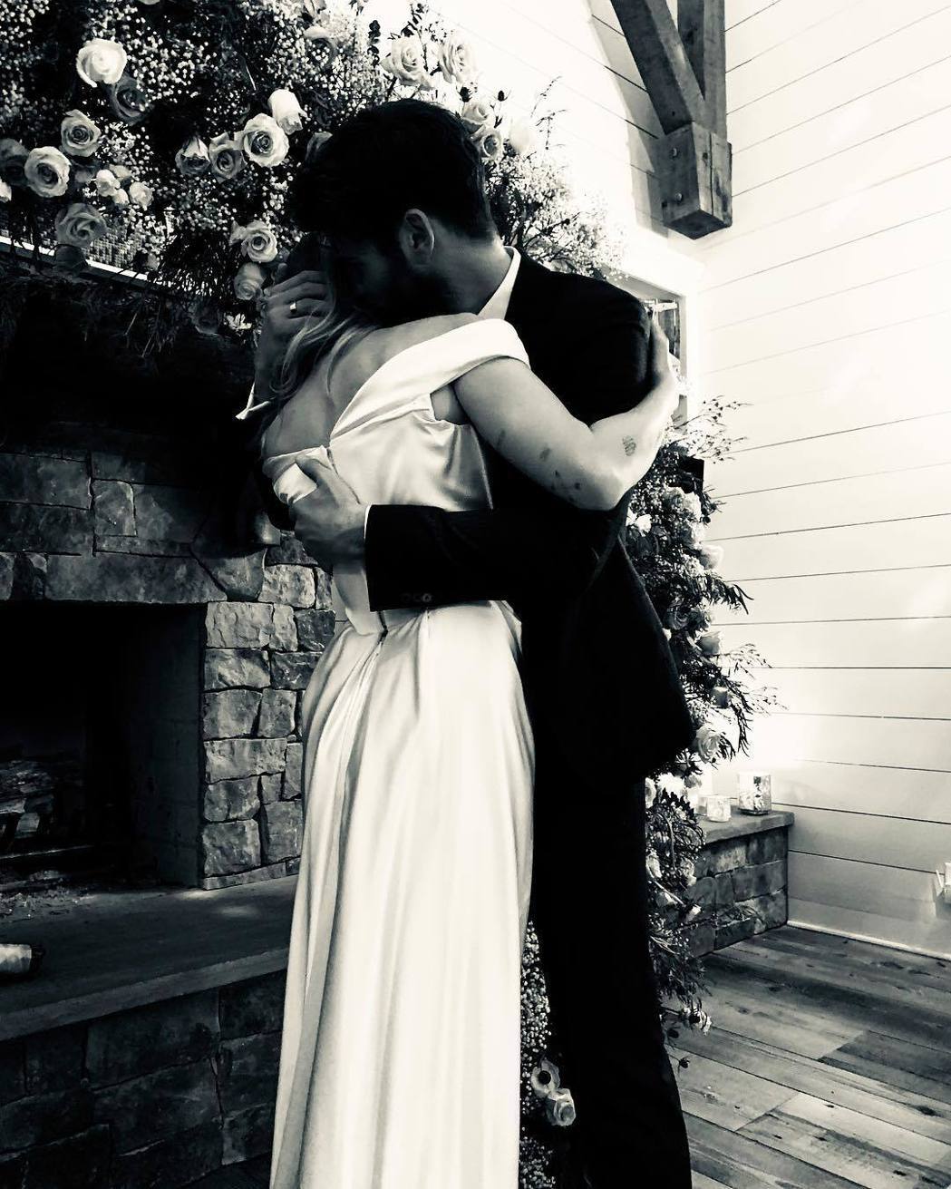 麥莉與連恩漢斯沃耶誕之前在家中完婚。圖／摘自Instagram