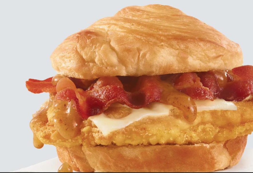 美國溫蒂漢堡推出「楓糖培根雞可頌堡三明治」。 圖／摘自網路