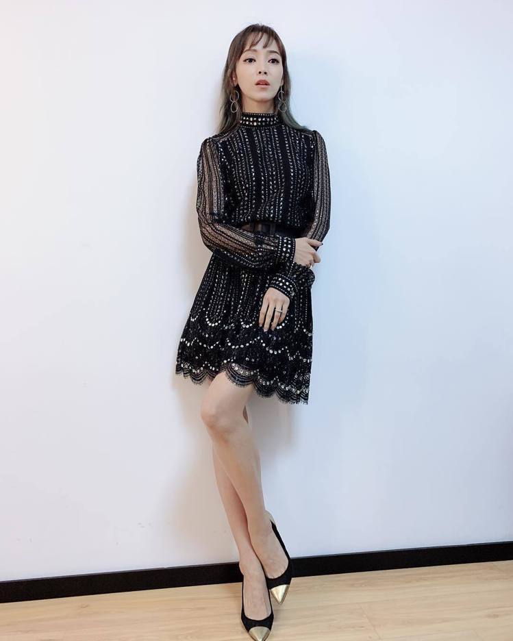 侯佩岑穿MMK黑銀紗線蕾絲洋裝錄製中國節目。圖／MICHAEL KORS提供