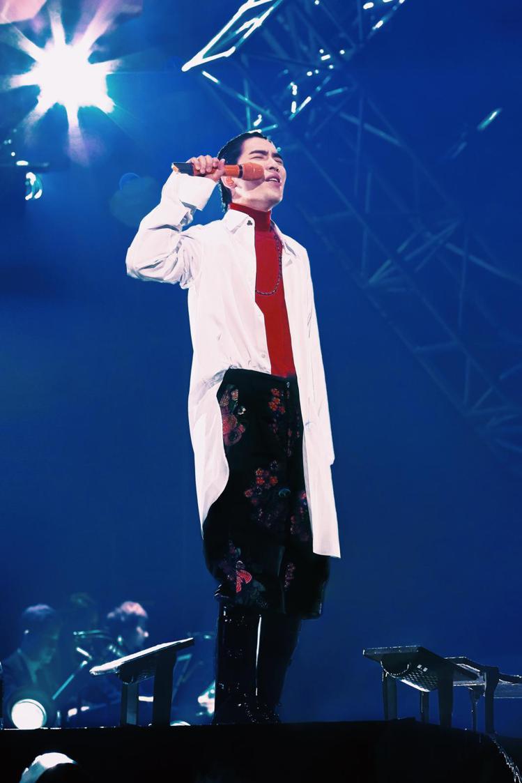 蕭敬騰穿著LOEWE的Mackintosh系列服裝，擔當徐佳瑩演唱會嘉賓。圖／LOEWE提供