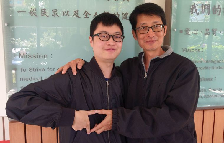 王哲煜（右）捐出60%肝，救了兒子王源隆（左）一命。記者趙容萱／攝影