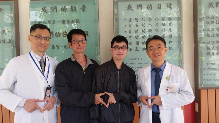 王哲煜（左二）捐出60%肝，救了兒子王源隆（右二）一命。記者趙容萱／攝影