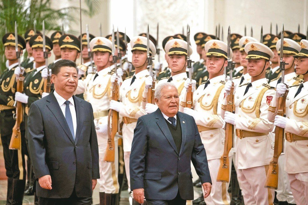 中國大陸國家主席習近平（前左）11月在北京歡迎來訪的薩爾瓦多總統桑切斯。薩爾瓦多...