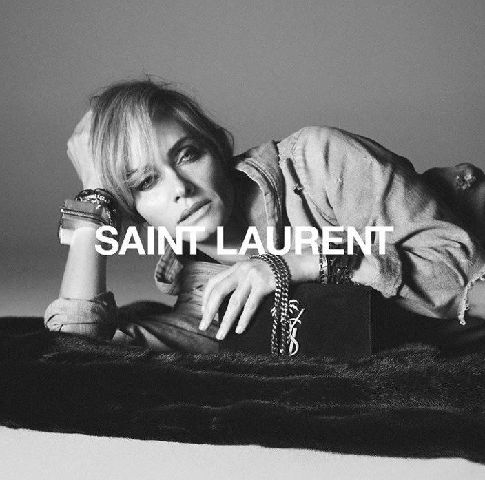 美國九○年代超模、演員Amber Valletta在Saint Laurent 2019春夏廣告中，展示了全新的包款「Palm Kate」。圖／摘自品牌IG