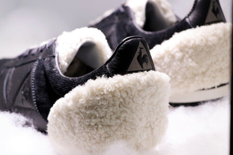 Le coq sportif將精緻的仿羊毛裝點在鞋舌以及鞋後跟，光是用看的就感受到濃濃暖意。圖／Le coq sportif提供