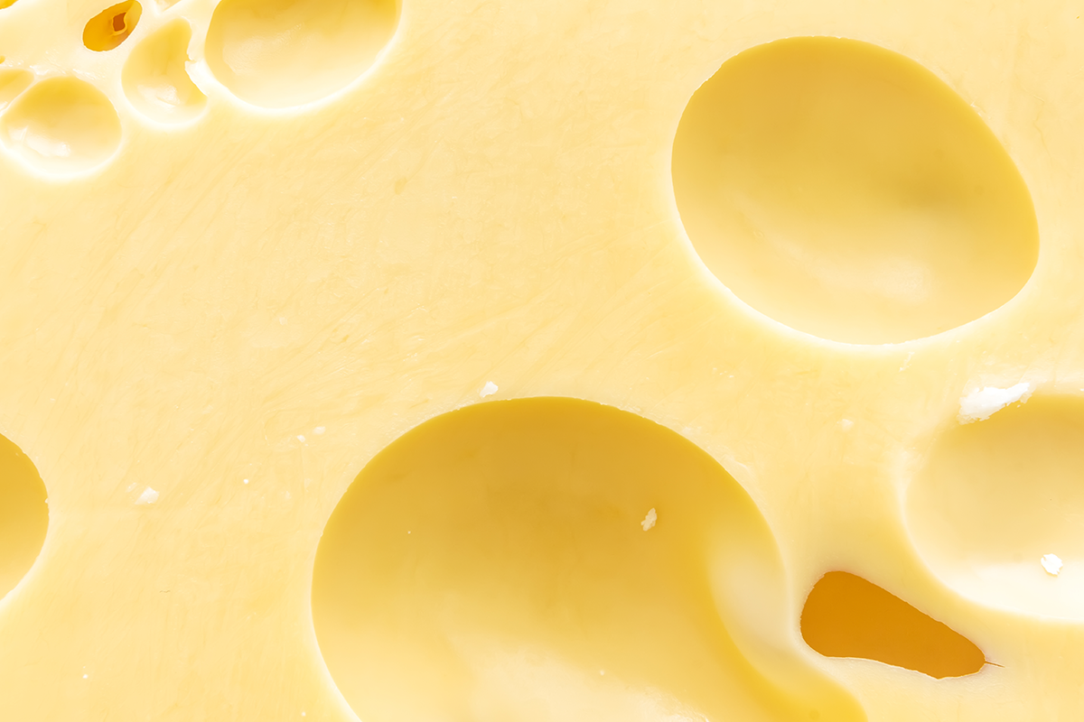 漢遜氏德巴厘酵母菌常見於所有類型的乾酪與乳製品、清酒糟、味噌、凝乳、醬油發酵初期階段以及滷水中。