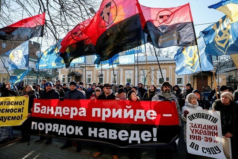 2018年2月，極右翼政黨全烏克蘭聯盟「自由」（Svoboda）於波蘭大使館外示威，聲援班德拉。 圖／路透社