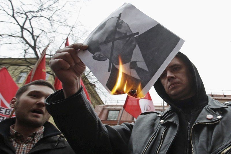 2014年3月，親俄支持者於聖彼得堡的烏克蘭大使館附近焚燒班德拉照片表達抗議。 圖／路透社