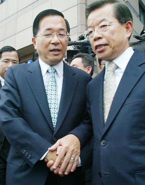 2009年，前總統陳水扁（左）曾在獄中出書爆料，他永遠記得紅衫軍之亂時，行政院前...