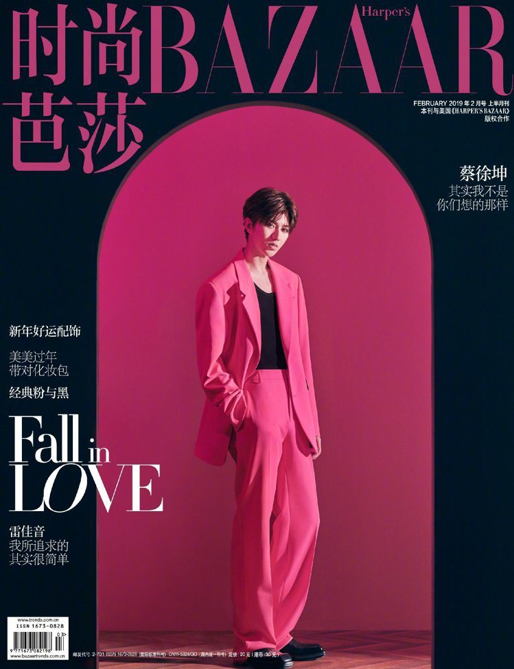 大陸男星蔡徐坤則是穿著Versace桃粉色西裝登上大陸BAZAAR雜誌封面。圖／...