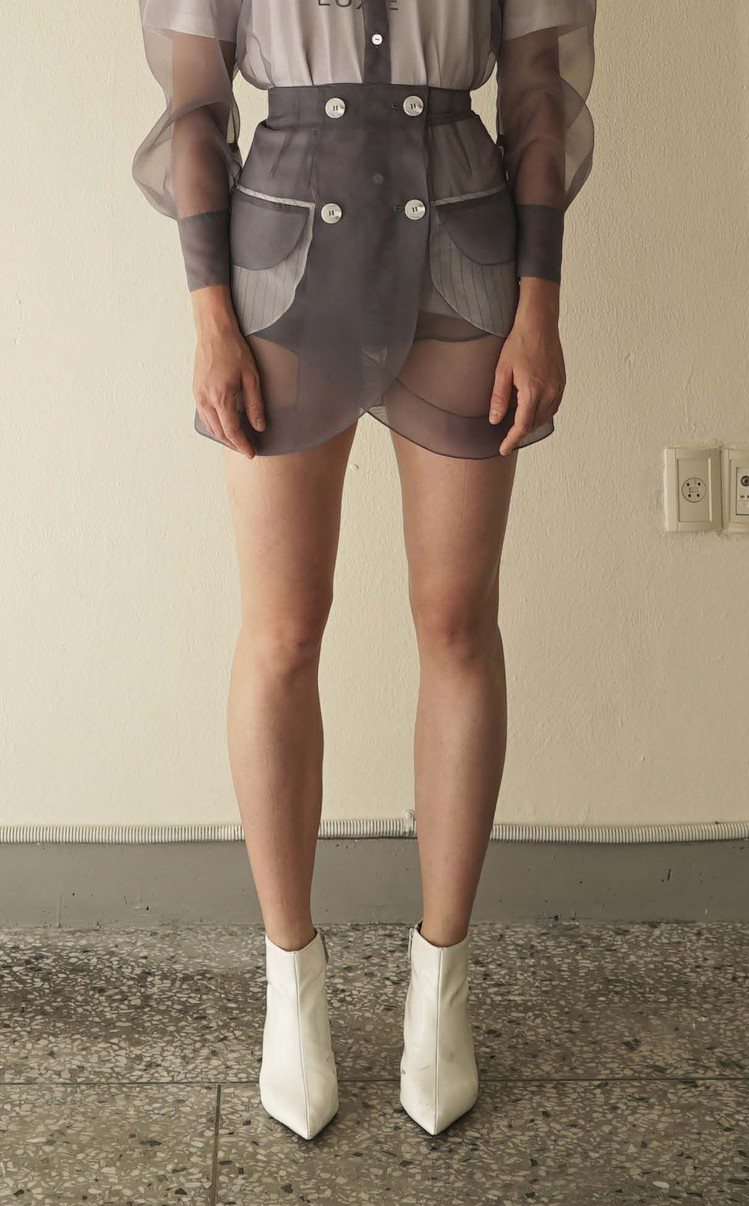 KIMHEKIM 2019春夏系列灰色透紗短裙，18,500元。圖／團團精品提供