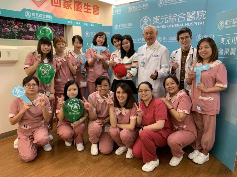 出生僅815克的女嬰「寧寧」，在東元綜合醫院新生兒團隊3個月細心照護下，體重已接...