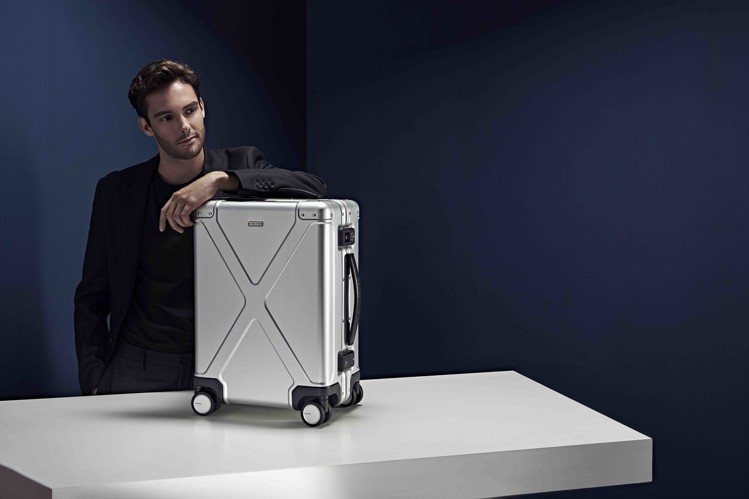 Georg Jensen INFINITY 銀色鋁鎂合金行李箱，28,800元。圖／漢尼爾企業有限公司提供