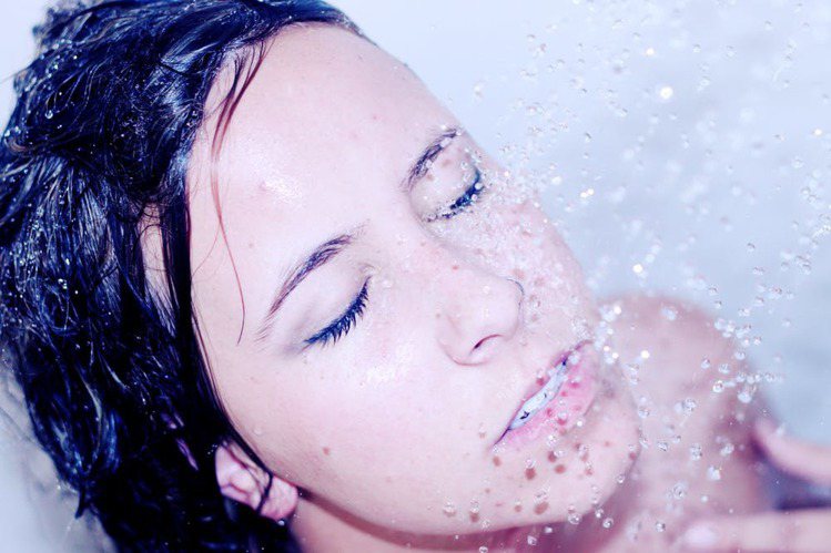 洗臉時，水溫的選擇超重要，影響清潔的效果。圖/摘自Pexels