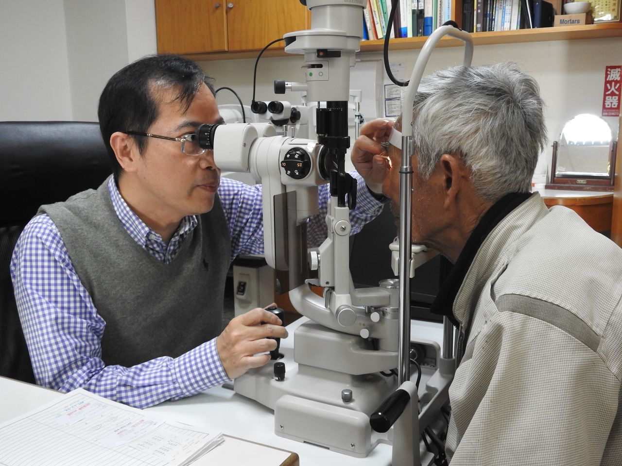 南投縣草屯鎮現代眼科診所於106年執行白內障手術1084件，手術件數超過當地醫院，使用健保給付人工水晶體比率占98.62%。