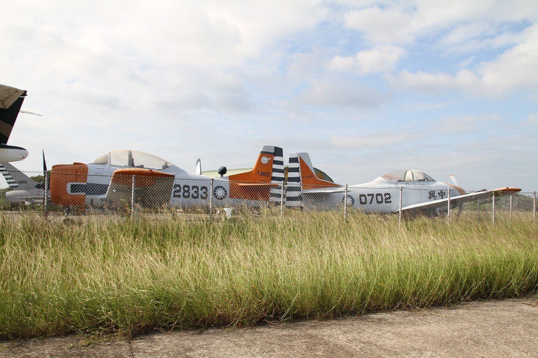 曾參加阿爾及利亞戰爭的T-28（左），以及航發中心最早設計的中興號（右）。圖／讀...