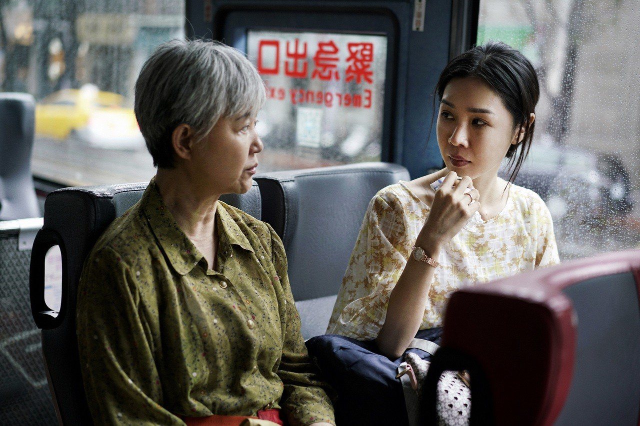 高愛倫(左)與謝盈萱(右)在「誰先愛上他的」有許多動人對手戲。圖／親愛的工作室提供