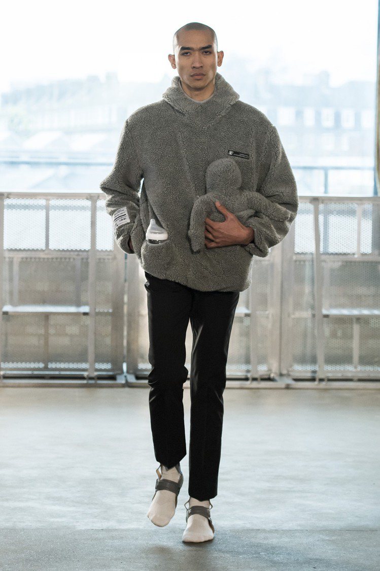 毛絨的裝飾加上宛如嬰兒背帶的細節，呼應了Xander Zhou上一季的概念。圖／...