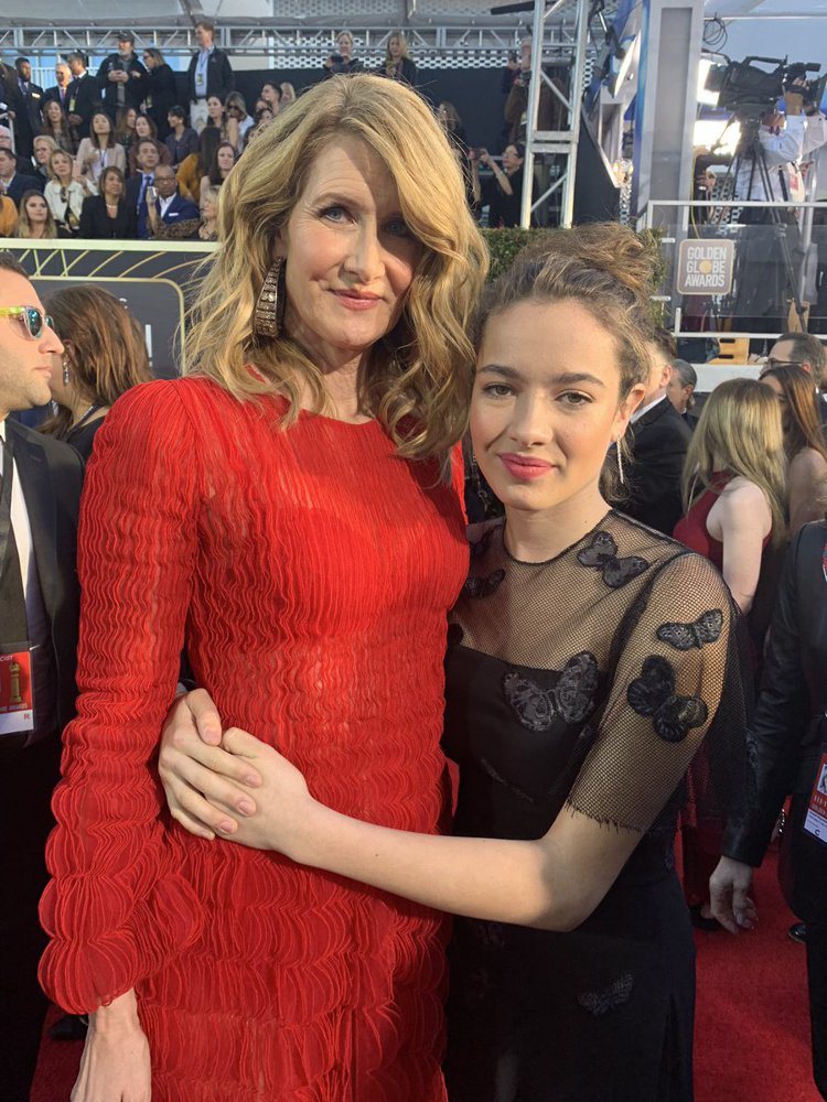 蘿拉鄧恩身穿紅色Valentino長袖禮服，與14歲的女兒Jaya Harper一起出席金球獎。圖／摘自Twitter