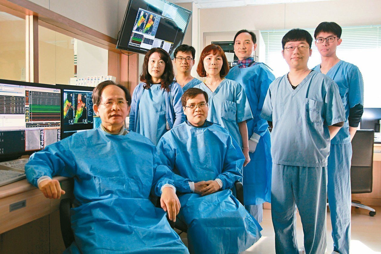 台北榮總副院長陳適安(前左一)率領團隊研究發現，心房顫動低風險患者仍有中風機率，該研究結果受國際注目。