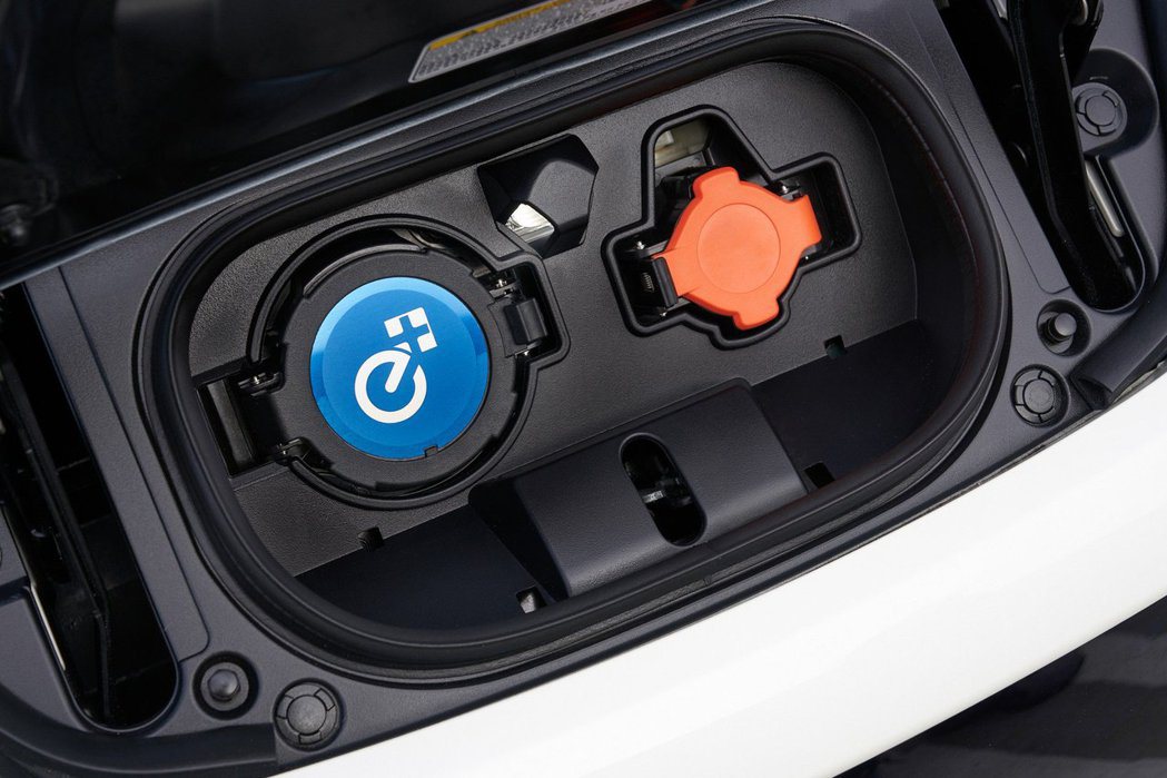 Nissan Leaf e+的快速充電蓋上，有著「e+」的徽飾。 摘自Nissa...