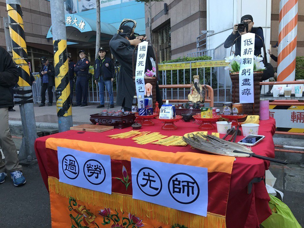 2017年12月23日，反勞基法修法抗議大遊行架起過勞香案。圖╱聯合報系資料照片