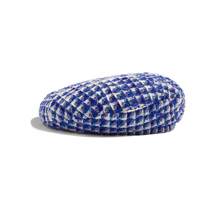 度假系列藍白交織斜紋軟呢貝雷帽，21,700元。圖／香奈兒提供
