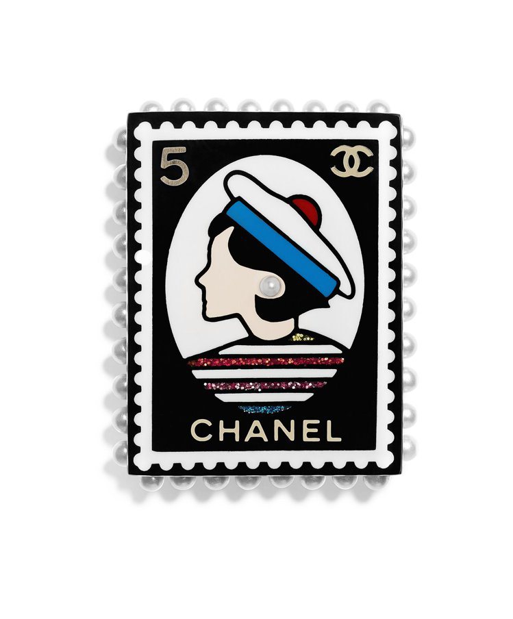 度假系列仕女郵票造型珠飾樹脂別針，18,300元。圖／香奈兒提供