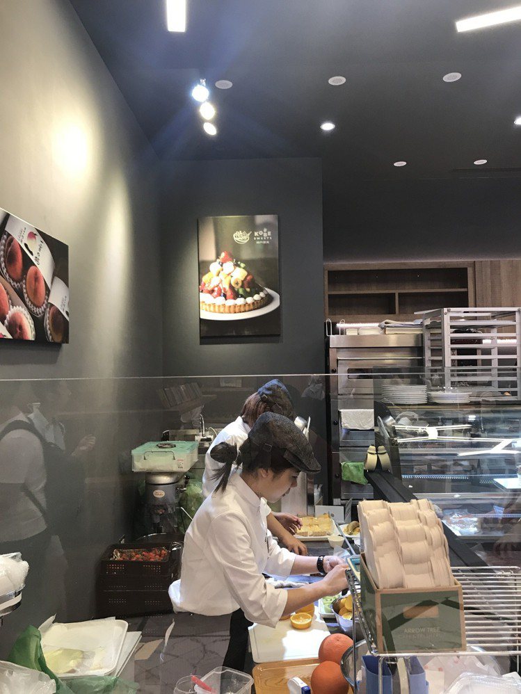 微風南山atré 3樓—Kobe sweets cafe，現場製作新鮮水果甜點。圖／記者江佩君攝影