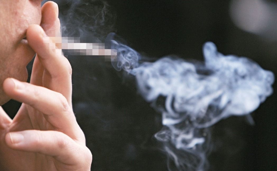今年適逢菸害防制法修法實施10年，但國內調查卻發現，去年仍有3成青少年明明自身沒抽菸，卻長時間暴露於家庭二手菸。本報系資料照<br /><b style="color: #FF8000"> ※ 提醒您：抽菸，有礙健康 </b>