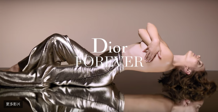 娜塔莉波曼性感入鏡，代言DIOR迪奧超完美持久氣墊粉餅。圖／摘自YouTube
