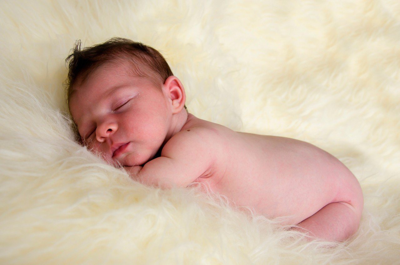 近日集資平台一款熱銷嬰兒枕，遭小兒科醫師打臉安全疑慮。醫師表示，2歲前使用枕頭會提高寶寶窒息猝死率。圖／ingimage