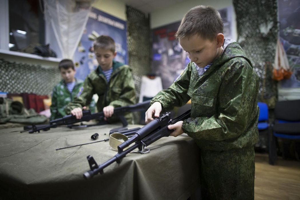 俄國青年軍成員正在操作槍械。 （美聯社）