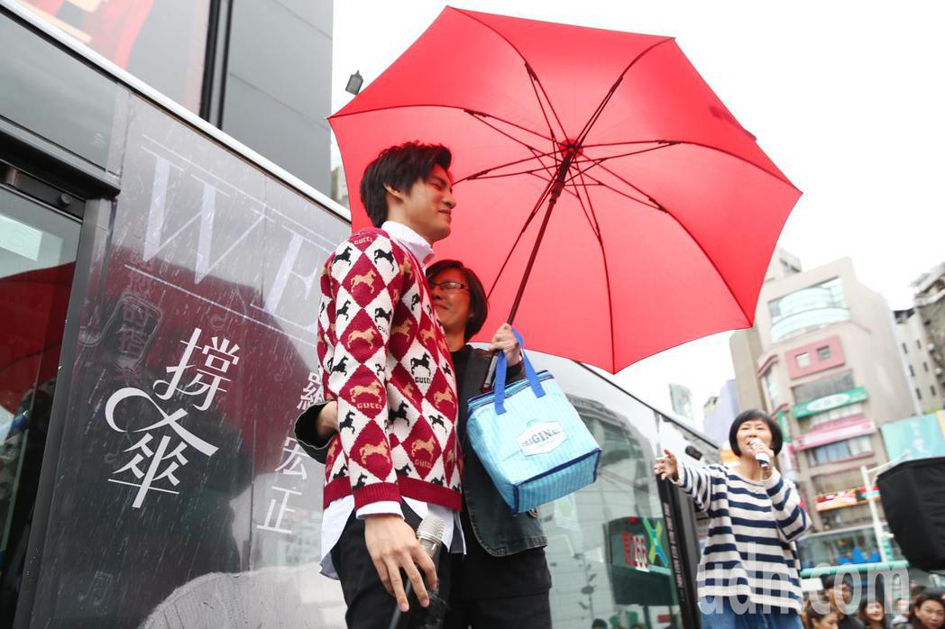 歌手羅宏正下午在西門町宣傳新單曲「撐傘」，他的頭號粉絲媽媽化身神秘嘉賓，帶著雞湯...