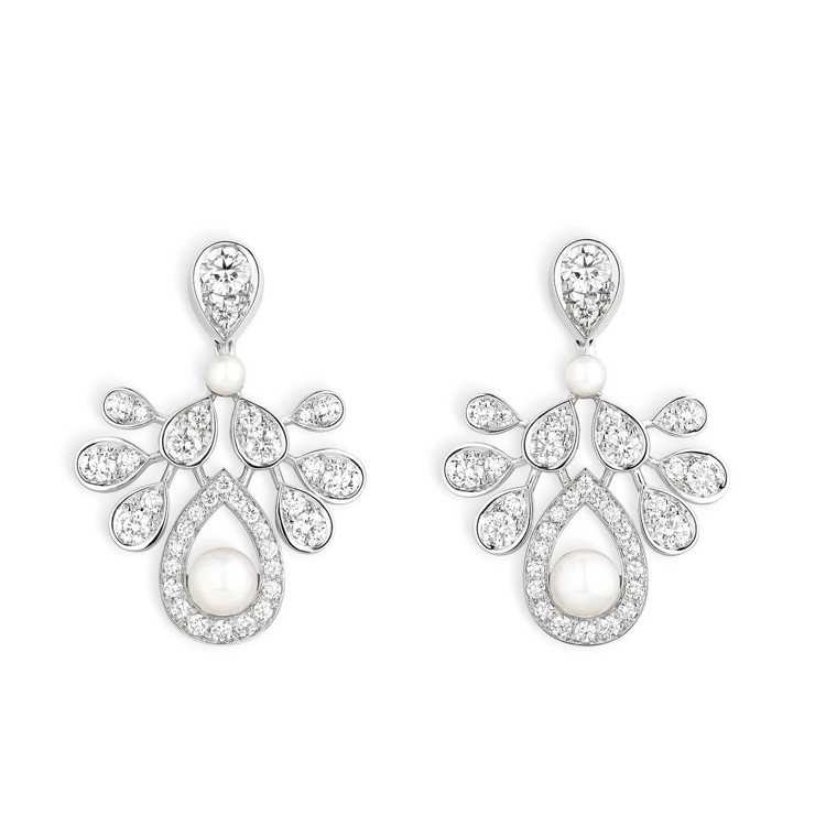 秀智配戴款 Joséphine Aigrette impériale 18K白金珍珠鑲鑽耳環，95萬1,000元。圖／Chaumet提供