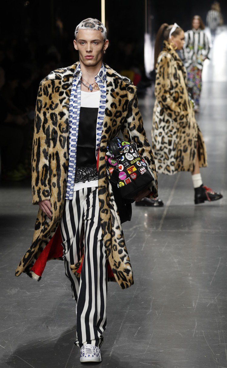 同樣是打破服裝界線的概念，Versace 2019秋冬男裝有著豹紋元素，甚至上衣...