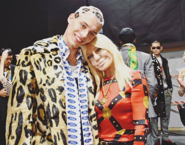 染著豹紋頭的男模開心與Versace創意總監Donatella Versace合照。圖／摘自instagram