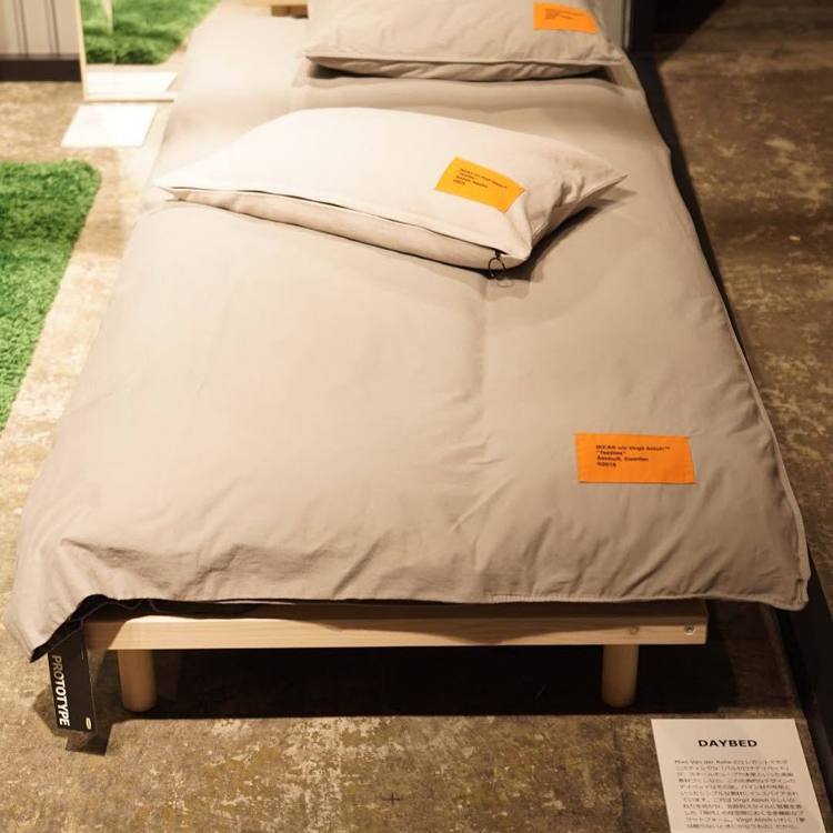 OFF-WHITE X IKEA 超多人喜歡的抱枕，售價11.5～15美元，約台幣355～463元。圖／摘自IG