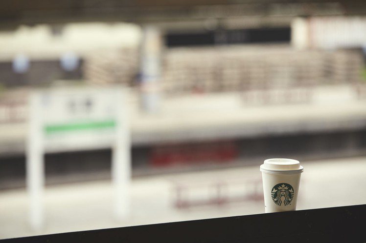 消費者可一邊啜飲咖啡一邊觀看火車運行。圖／星巴克提供