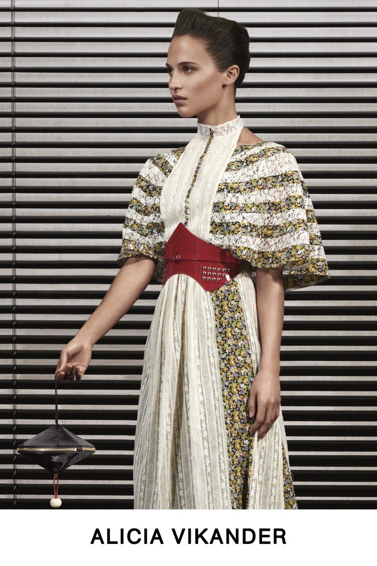 艾莉西亞薇坎德的裙裝展現女裝藝術總監喜愛花心思的細節，包括領飾、袖身輪廓與腰帶。圖／LV提供