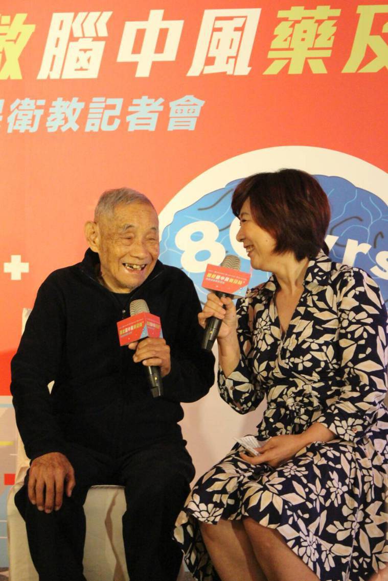 今年87歲的陳爺爺（左）兩年前中風，被醫師評估已為中度殘障，緊急施打靜脈血栓溶解...