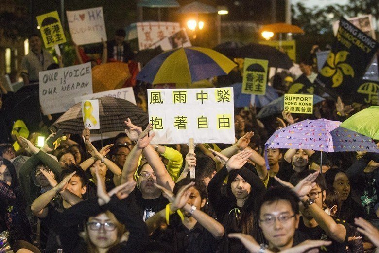 2014年香港所爆發的雨傘運動後，18-29歲民眾對中國認同創下97年來新低。 圖／美聯社