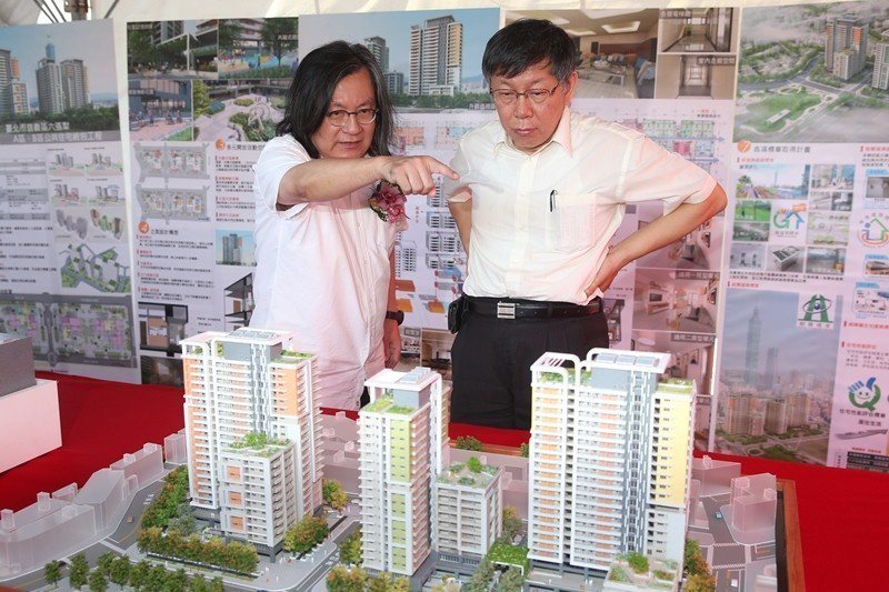2018年9月，台北市長柯文哲（右）主持信義區六張犁營區A、B街廓基地公共住宅統包工程開工典禮。 圖／聯合報系資料照