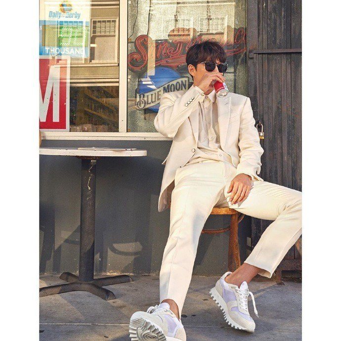 孔劉在舊金山拍攝《Harper’s Bazaar Korea》雜誌內頁。圖／取自孔劉百度貼吧微博（標註轉自崔永斌攝影師IG）
