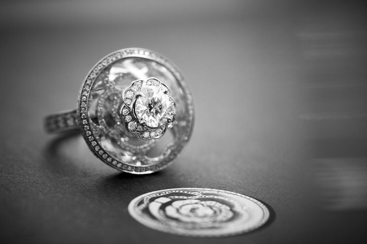 CRISTAL ILLUSION戒指，白金鑲嵌水晶及鑽石，售價未定。圖／香奈兒提供