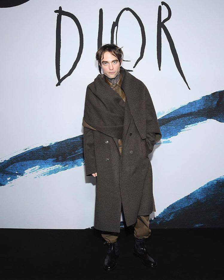 「暮光男」羅伯派丁森搶先穿上2019秋冬的雙面大衣，設計靈感來自高級訂製服啟發。...
