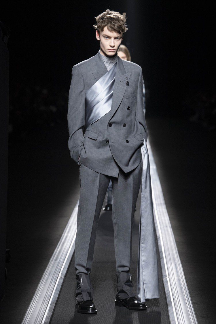 在西裝上隨意纏繞、彷彿長絲巾優雅的穿法，受外媒一致好評。圖／Dior提供
