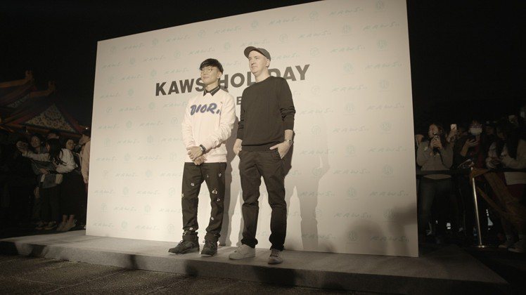 林俊傑和藝術家KAWS在《KAWS：HOLIDAY》揭幕現場合影。圖／記者楊詩涵攝影
