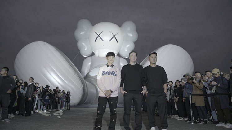 （左起）林俊傑和藝術家KAWS、策展人SK Lam共同揭開《KAWS：HOLID...