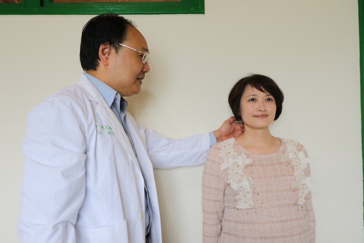 亞大醫院神經外科主任林志隆指出，女性比男性更容易出現頸椎關節病變。圖／亞洲大學附屬醫院提供